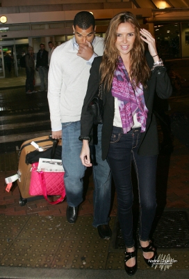 Nadine_Coyle_and_Jason_Bell_at_Dublin_Airport_021209_13.jpg