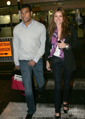 Nadine_Coyle_and_Jason_Bell_at_Dublin_Airport_021209_15.jpg