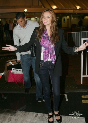 Nadine_Coyle_and_Jason_Bell_at_Dublin_Airport_021209_18.jpg