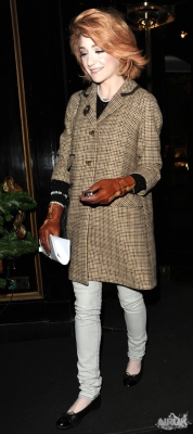 Nicola_Roberts_leaving_the_Mayfair_hotel_301109_10.jpg