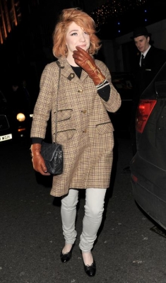 Nicola_Roberts_leaving_the_Mayfair_hotel_301109_17.jpg