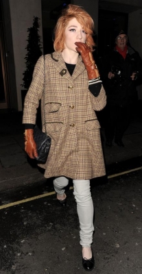 Nicola_Roberts_leaving_the_Mayfair_hotel_301109_20.jpg