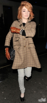 Nicola_Roberts_leaving_the_Mayfair_hotel_301109_3.jpg