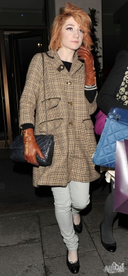 Nicola_Roberts_leaving_the_Mayfair_hotel_301109_5.jpg