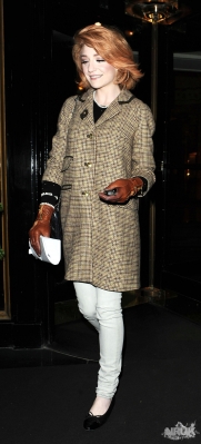 Nicola_Roberts_leaving_the_Mayfair_hotel_301109_9.jpg