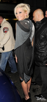 Sarah_Harding_leaves_the_A_Sparkling_Night_With_Nick_event_London_031209_13.jpg