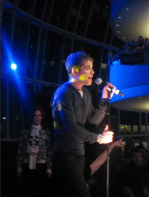 Cheryl_on_stage_at_the_Sage_in_Newcastle_with_Joe_McElderry_071209_9.JPG
