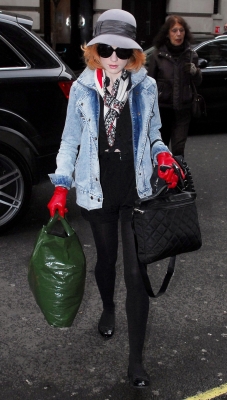 Nicola_Roberts_arriving_at_her_hotel_in_London_091209_10.jpg