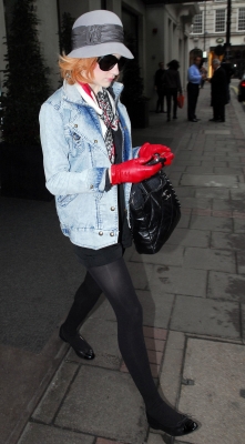 Nicola_Roberts_arriving_at_her_hotel_in_London_091209_13.jpg
