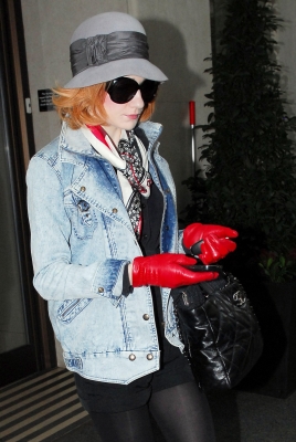 Nicola_Roberts_arriving_at_her_hotel_in_London_091209_2.jpg
