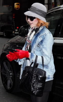 Nicola_Roberts_arriving_at_her_hotel_in_London_091209_8.jpg