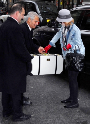 Nicola_Roberts_arriving_at_her_hotel_in_London_091209_9.jpg