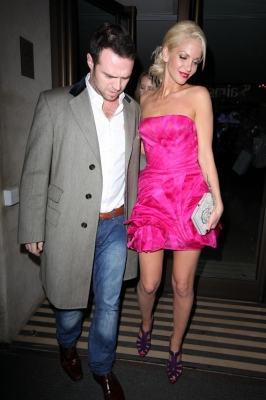 Sarah_Harding_arrives_back_at_her_hotel_from_the_Afterparty_091209_46.jpg