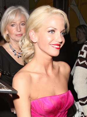 Sarah_Harding_arrives_back_at_her_hotel_from_the_Afterparty_091209_61.jpg