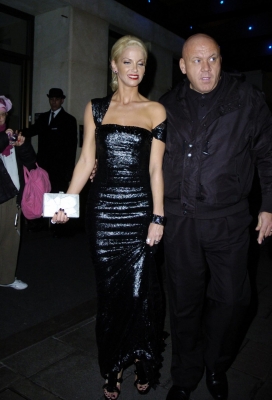 Sarah_Kim_and_Nicola_leaving_Mayfairarriving_at_St_Trinians_Premier_091209_12.jpg
