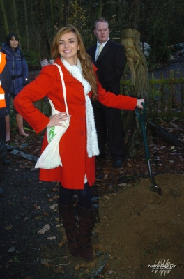 Nadine_Coyle_Guinness_World_Record_Tree_planting_attempt_051209_8.jpg