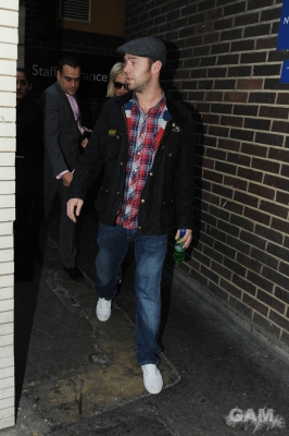Sarah_Harding_and_Tom_crane_leaving_a_hotel_121209_2.jpg