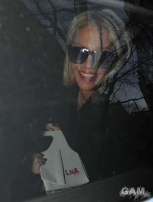 Sarah_Harding_and_Tom_crane_leaving_a_hotel_121209_5.jpg