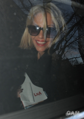 Sarah_Harding_and_Tom_crane_leaving_a_hotel_121209_6.jpg
