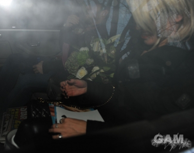 Sarah_Harding_and_Tom_crane_leaving_a_hotel_121209_9.jpg