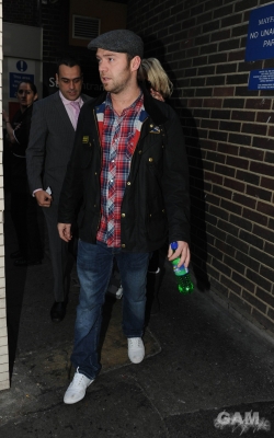Sarah_Harding_and_Tom_crane_leaving_a_hotel_12_12_09_281029.jpg