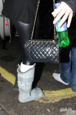 Sarah_Harding_and_Tom_crane_leaving_a_hotel_12_12_09_281229.jpg