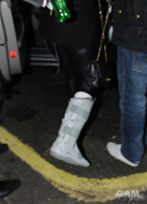 Sarah_Harding_and_Tom_crane_leaving_a_hotel_12_12_09_281329.jpg