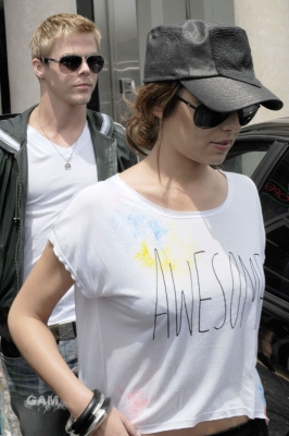 Cheryl_and_Derek_arriving_at_the_Pacific_Theatres_01_08_10_118.jpg