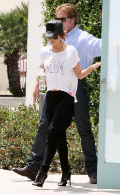 Cheryl_and_Derek_arriving_at_the_Pacific_Theatres_01_08_10_120.jpg