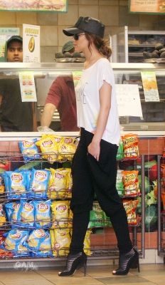 Cheryl_and_Derek_arriving_at_the_Pacific_Theatres_01_08_10_123.jpg