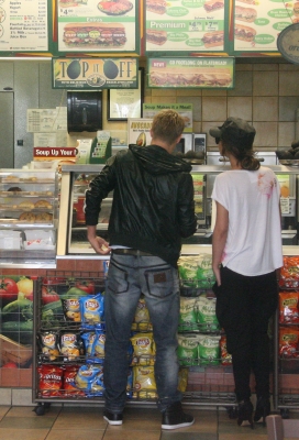 Cheryl_and_Derek_arriving_at_the_Pacific_Theatres_01_08_10_135.jpg