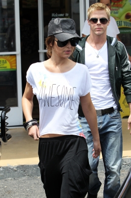 Cheryl_and_Derek_arriving_at_the_Pacific_Theatres_01_08_10_141.jpg