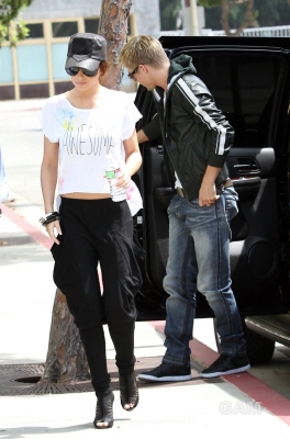 Cheryl_and_Derek_arriving_at_the_Pacific_Theatres_01_08_10_18.jpg