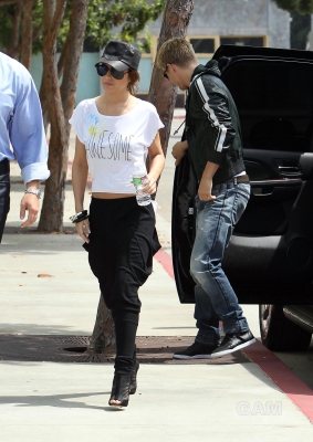 Cheryl_and_Derek_arriving_at_the_Pacific_Theatres_01_08_10_20.jpg