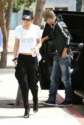 Cheryl_and_Derek_arriving_at_the_Pacific_Theatres_01_08_10_23.jpg
