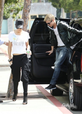 Cheryl_and_Derek_arriving_at_the_Pacific_Theatres_01_08_10_25.jpg