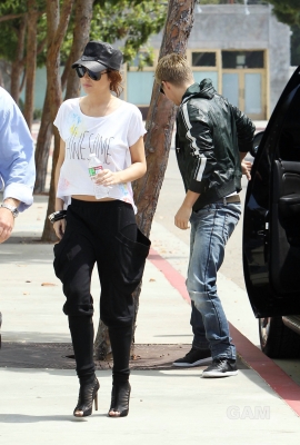 Cheryl_and_Derek_arriving_at_the_Pacific_Theatres_01_08_10_27.jpg