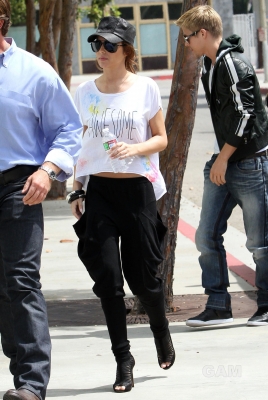 Cheryl_and_Derek_arriving_at_the_Pacific_Theatres_01_08_10_32.jpg