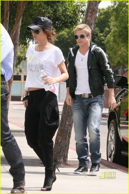 Cheryl_and_Derek_arriving_at_the_Pacific_Theatres_01_08_10_39.jpg
