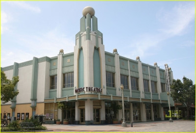 Cheryl_and_Derek_arriving_at_the_Pacific_Theatres_01_08_10_44.jpg