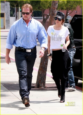 Cheryl_and_Derek_arriving_at_the_Pacific_Theatres_01_08_10_45.jpg