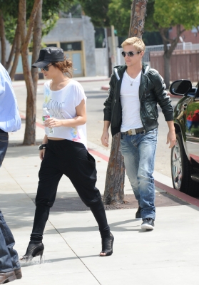 Cheryl_and_Derek_arriving_at_the_Pacific_Theatres_01_08_10_49.jpg