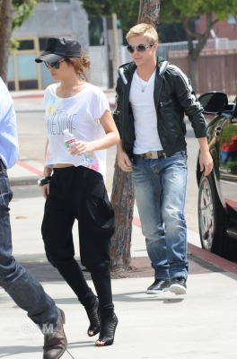 Cheryl_and_Derek_arriving_at_the_Pacific_Theatres_01_08_10_51.jpg