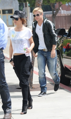 Cheryl_and_Derek_arriving_at_the_Pacific_Theatres_01_08_10_53.jpg