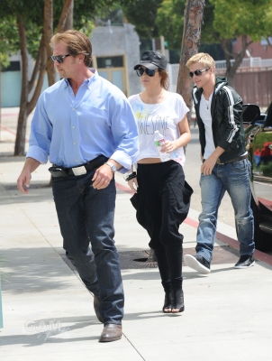 Cheryl_and_Derek_arriving_at_the_Pacific_Theatres_01_08_10_55.jpg