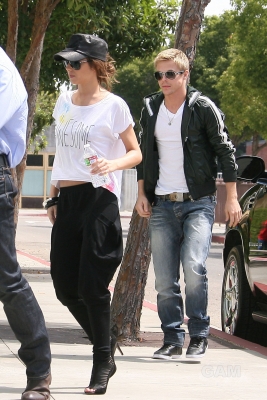 Cheryl_and_Derek_arriving_at_the_Pacific_Theatres_01_08_10_6.jpg