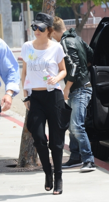 Cheryl_and_Derek_arriving_at_the_Pacific_Theatres_01_08_10_60.jpg