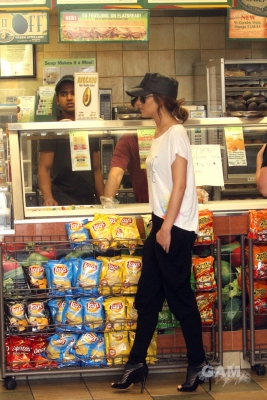 Cheryl_and_Derek_arriving_at_the_Pacific_Theatres_01_08_10_83.jpg