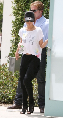 Cheryl_and_Derek_arriving_at_the_Pacific_Theatres_01_08_10_86.jpg