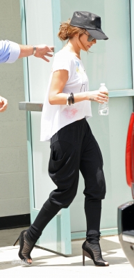 Cheryl_and_Derek_arriving_at_the_Pacific_Theatres_01_08_10_90.jpg
